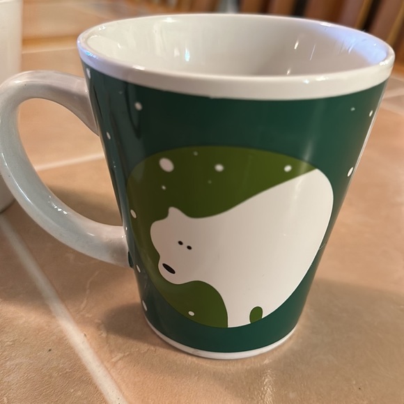 4 Christmas Cups - Picture 5 of 10